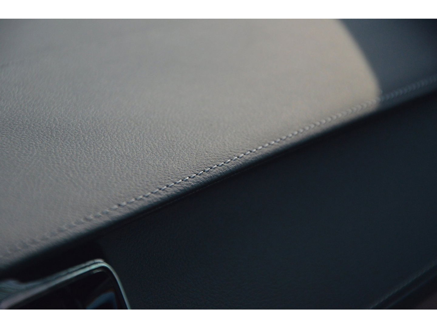 Volvo XC60 T8 Hybride AWD Ultimate Bright | Luchtvering | Massage | Stoel Ventilatie | Head-Up Display | 360° Camera |