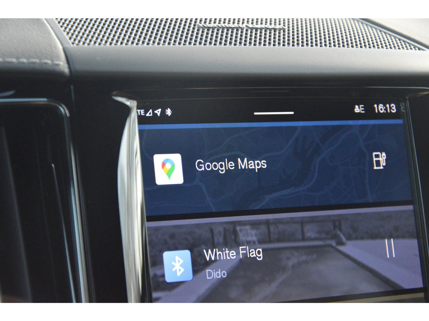 Volvo XC60 T8 Hybride AWD Ultimate Bright | Luchtvering | Massage | Stoel Ventilatie | Head-Up Display | 360° Camera |