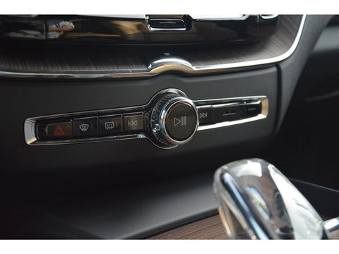 Volvo XC60 T8 Hybride AWD Ultimate Bright | Luchtvering | Massage | Stoel Ventilatie | Head-Up Display | 360° Camera |