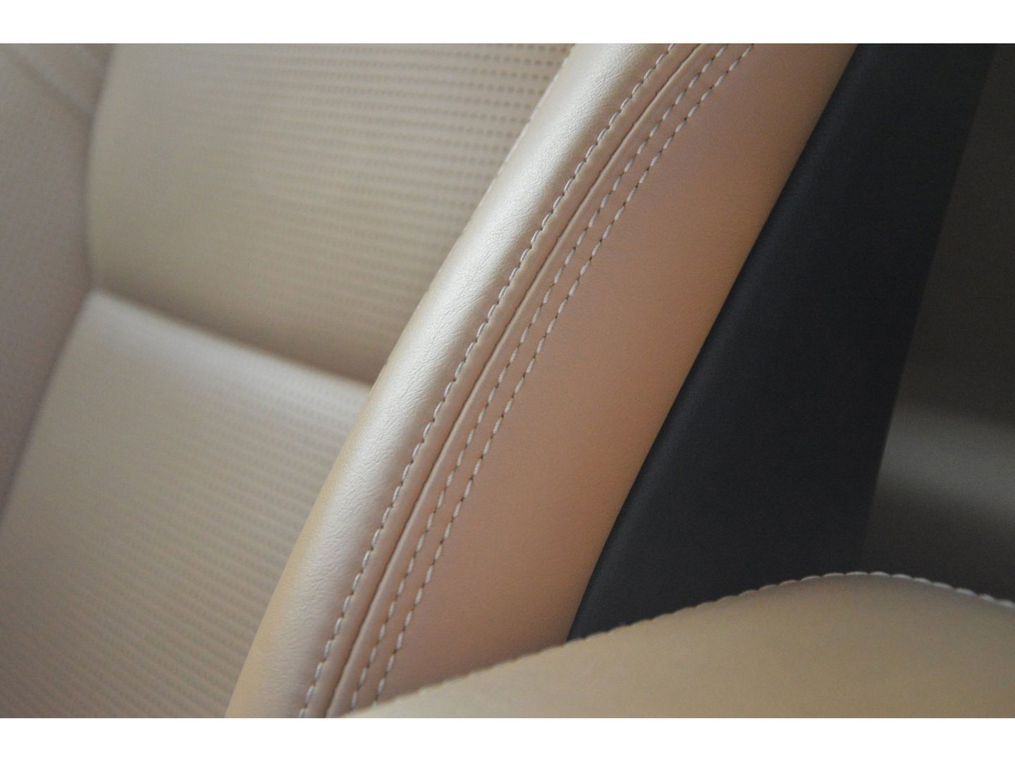 Volvo XC60 T8 Hybride AWD Ultimate Bright | Luchtvering | Massage | Stoel Ventilatie | Head-Up Display | 360° Camera |