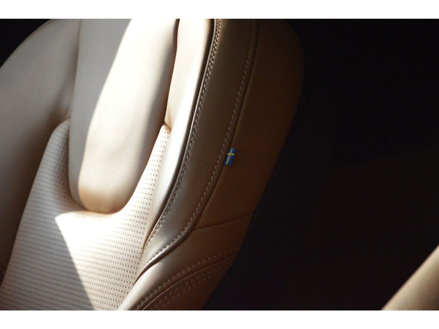 Volvo XC60 T8 Hybride AWD Ultimate Bright | Luchtvering | Massage | Stoel Ventilatie | Head-Up Display | 360° Camera |