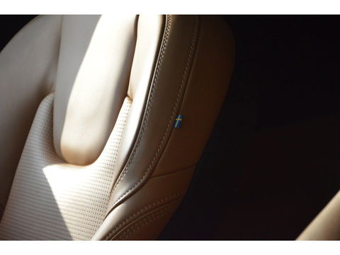 Volvo XC60 T8 Hybride AWD Ultimate Bright | Luchtvering | Massage | Stoel Ventilatie | Head-Up Display | 360° Camera |