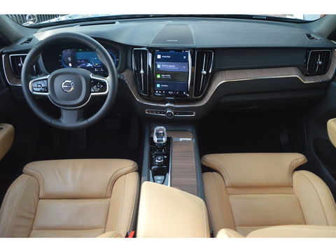Volvo XC60 T8 Hybride AWD Ultimate Bright | Luchtvering | Massage | Stoel Ventilatie | Head-Up Display | 360° Camera |