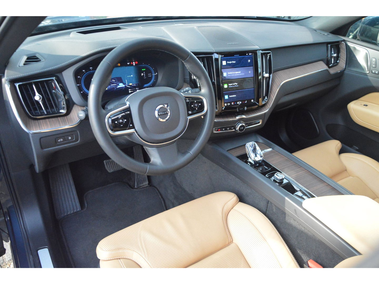 Volvo XC60 T8 Hybride AWD Ultimate Bright | Luchtvering | Massage | Stoel Ventilatie | Head-Up Display | 360° Camera |