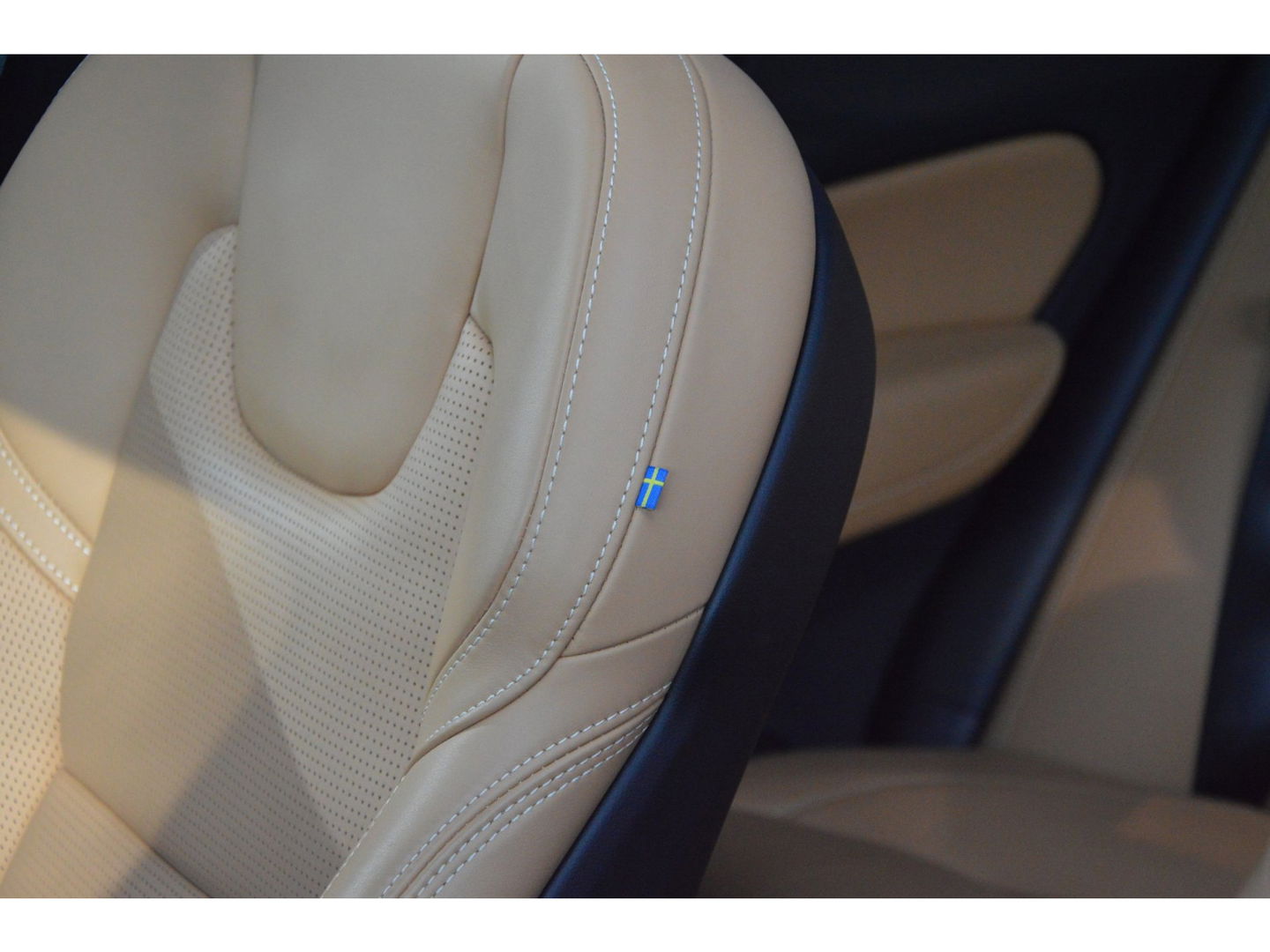 Volvo XC60 T8 Hybride AWD Ultimate Bright | Luchtvering | Massage | Stoel Ventilatie | Head-Up Display | 360° Camera |