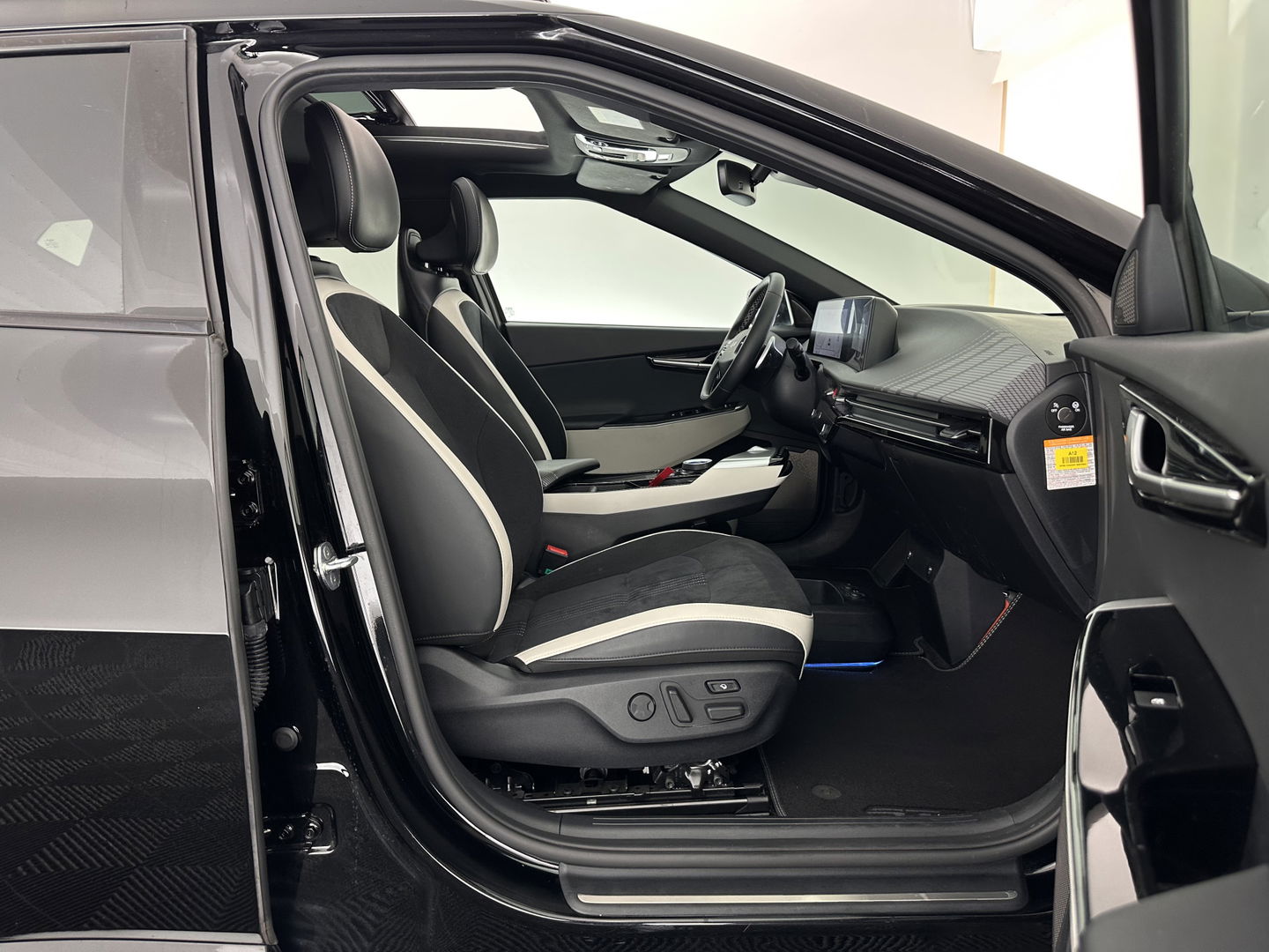 Kia Ev6 GT-Line 77.4 kWh [ 3-Fase-11kW ] (INCL-BTW) Aut. *HEATPUMP | PANO | HEAD-UP | LEATHER-ALCANTARA | ADAPTIVE-CRUISE | DIGI-COCKPIT | MERIDIAN-AUDIO | MEMORYPACK | FULL-LED | KEYLESS | TOPVIEW | DAB | BLINDSPOT | NAVI-FULLMAP |