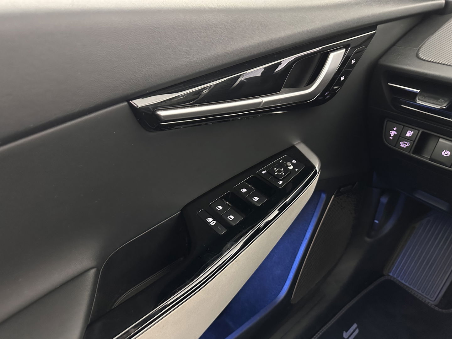 Kia Ev6 GT-Line 77.4 kWh [ 3-Fase-11kW ] (INCL-BTW) Aut. *HEATPUMP | PANO | HEAD-UP | LEATHER-ALCANTARA | ADAPTIVE-CRUISE | DIGI-COCKPIT | MERIDIAN-AUDIO | MEMORYPACK | FULL-LED | KEYLESS | TOPVIEW | DAB | BLINDSPOT | NAVI-FULLMAP |