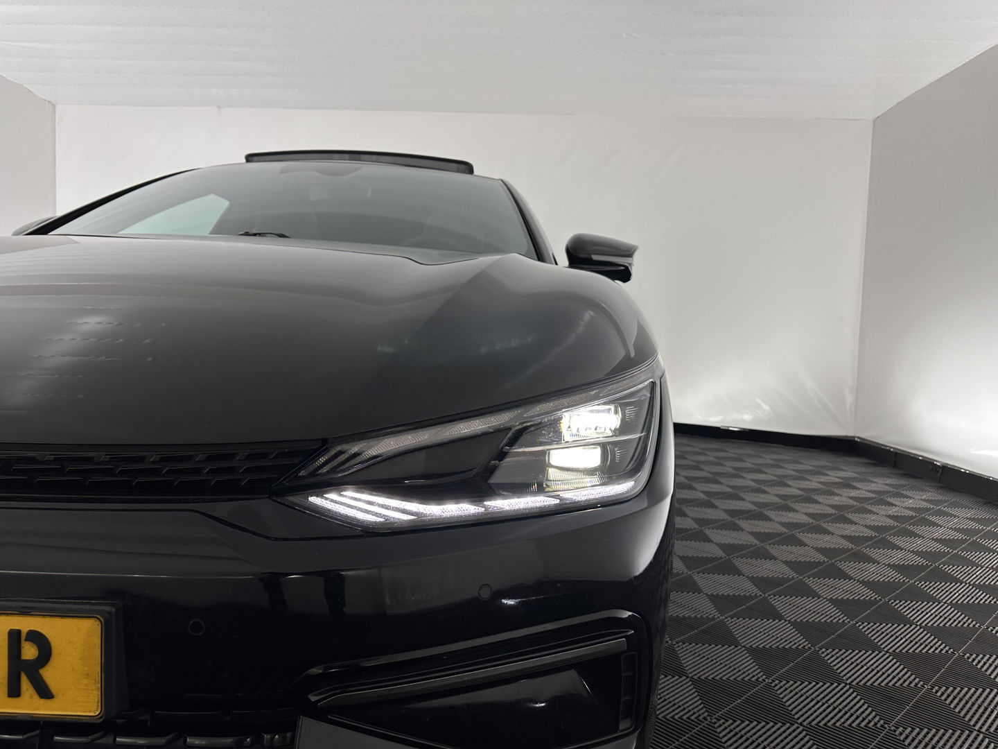 Kia Ev6 GT-Line 77.4 kWh [ 3-Fase-11kW ] (INCL-BTW) Aut. *HEATPUMP | PANO | HEAD-UP | LEATHER-ALCANTARA | ADAPTIVE-CRUISE | DIGI-COCKPIT | MERIDIAN-AUDIO | MEMORYPACK | FULL-LED | KEYLESS | TOPVIEW | DAB | BLINDSPOT | NAVI-FULLMAP |