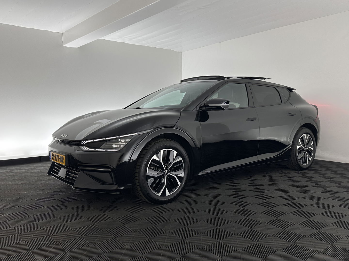 Kia Ev6 GT-Line 77.4 kWh [ 3-Fase-11kW ] (INCL-BTW) Aut. *HEATPUMP | PANO | HEAD-UP | LEATHER-ALCANTARA | ADAPTIVE-CRUISE | DIGI-COCKPIT | MERIDIAN-AUDIO | MEMORYPACK | FULL-LED | KEYLESS | TOPVIEW | DAB | BLINDSPOT | NAVI-FULLMAP |