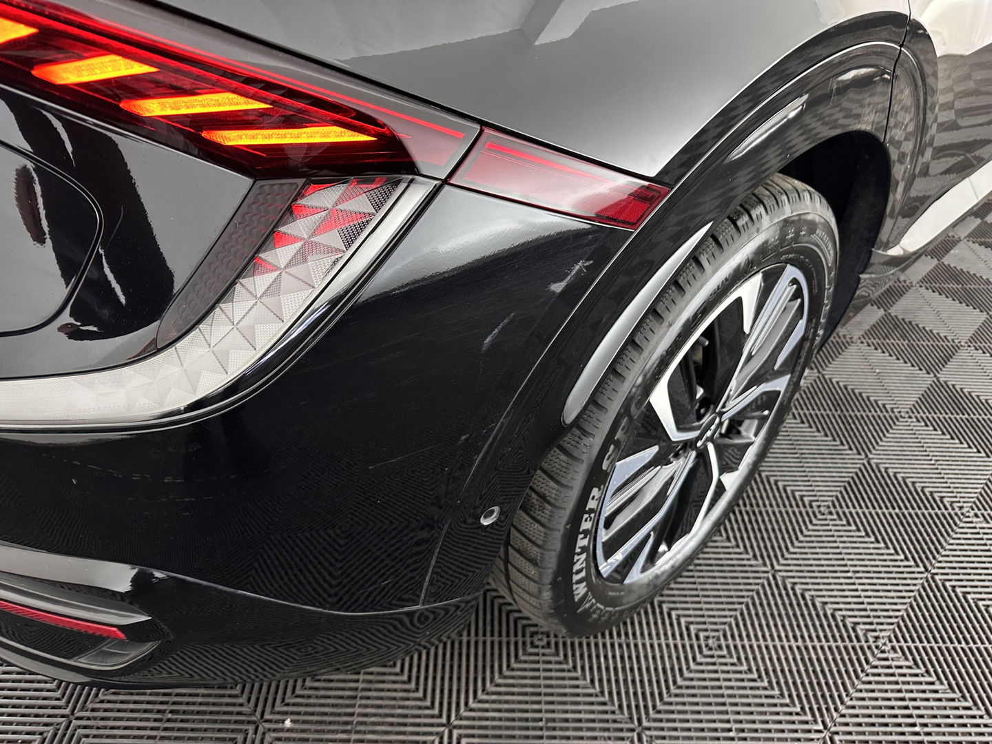 Kia Ev6 GT-Line 77.4 kWh [ 3-Fase-11kW ] (INCL-BTW) Aut. *HEATPUMP | PANO | HEAD-UP | LEATHER-ALCANTARA | ADAPTIVE-CRUISE | DIGI-COCKPIT | MERIDIAN-AUDIO | MEMORYPACK | FULL-LED | KEYLESS | TOPVIEW | DAB | BLINDSPOT | NAVI-FULLMAP |