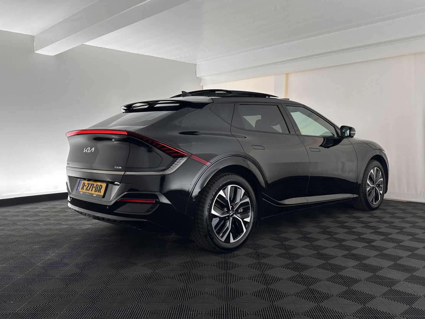 Kia Ev6 GT-Line 77.4 kWh [ 3-Fase-11kW ] (INCL-BTW) Aut. *HEATPUMP | PANO | HEAD-UP | LEATHER-ALCANTARA | ADAPTIVE-CRUISE | DIGI-COCKPIT | MERIDIAN-AUDIO | MEMORYPACK | FULL-LED | KEYLESS | TOPVIEW | DAB | BLINDSPOT | NAVI-FULLMAP |