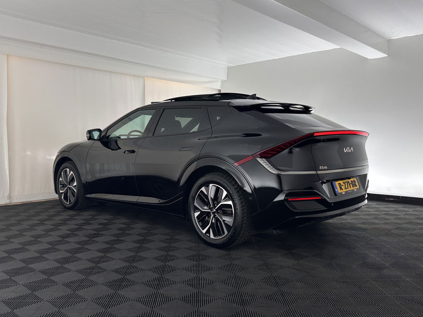 Kia Ev6 GT-Line 77.4 kWh [ 3-Fase-11kW ] (INCL-BTW) Aut. *HEATPUMP | PANO | HEAD-UP | LEATHER-ALCANTARA | ADAPTIVE-CRUISE | DIGI-COCKPIT | MERIDIAN-AUDIO | MEMORYPACK | FULL-LED | KEYLESS | TOPVIEW | DAB | BLINDSPOT | NAVI-FULLMAP |