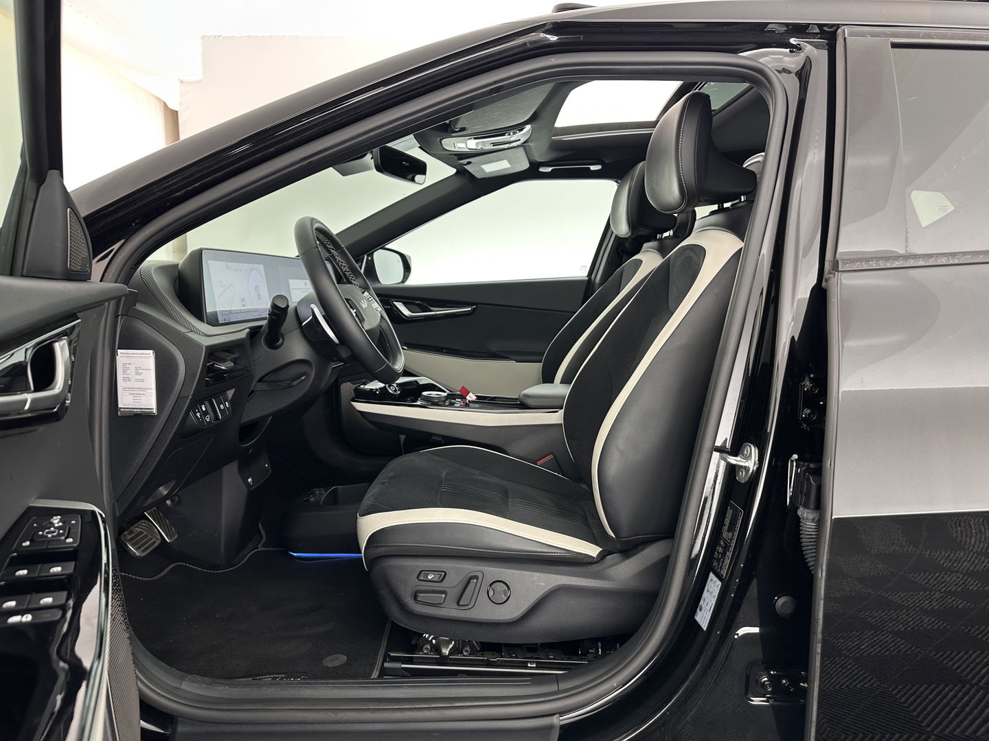 Kia Ev6 GT-Line 77.4 kWh [ 3-Fase-11kW ] (INCL-BTW) Aut. *HEATPUMP | PANO | HEAD-UP | LEATHER-ALCANTARA | ADAPTIVE-CRUISE | DIGI-COCKPIT | MERIDIAN-AUDIO | MEMORYPACK | FULL-LED | KEYLESS | TOPVIEW | DAB | BLINDSPOT | NAVI-FULLMAP |