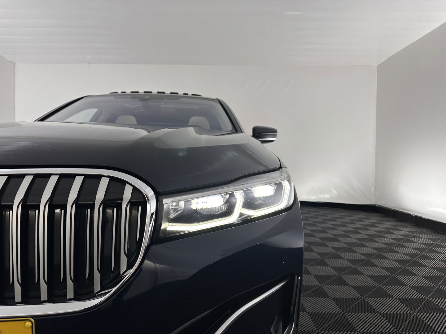 BMW 7 Serie 745Le (Plug-in) (INCL-BTW) *PANO | LEATHER | FULL-LED | HEAD-UP | BLINDSPOT | MEMORY-PACK | DIGI-COCKPIT | KEYLESS | DAB+ | CAMERA | HEATED-COMFORTSEATS | AMBIENTLIGHT | CARPLAY | SHIFTPADDLES | 18''ALU*
