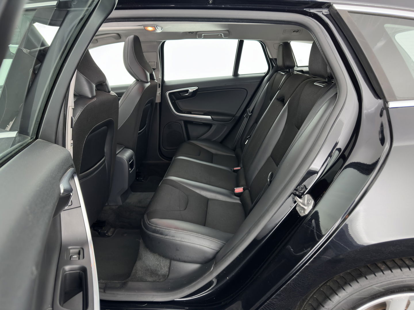 Volvo V60 2.4 D6 AWD Plug-In Hybrid Momentum Aut. *PANO | LEATHER-FABRIC | NAVI-FULLMAP | HEATED-COMFORTSEATS | ECC | PDC | CRUISE | TOWBAR | 17''ALU*