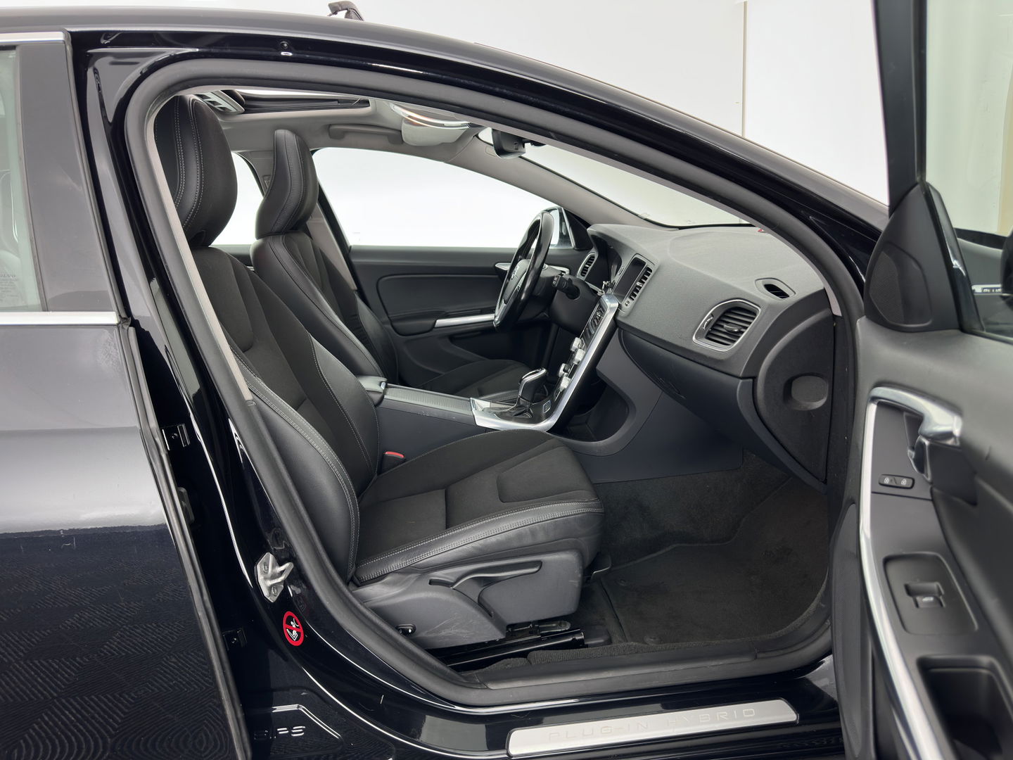 Volvo V60 2.4 D6 AWD Plug-In Hybrid Momentum Aut. *PANO | LEATHER-FABRIC | NAVI-FULLMAP | HEATED-COMFORTSEATS | ECC | PDC | CRUISE | TOWBAR | 17''ALU*