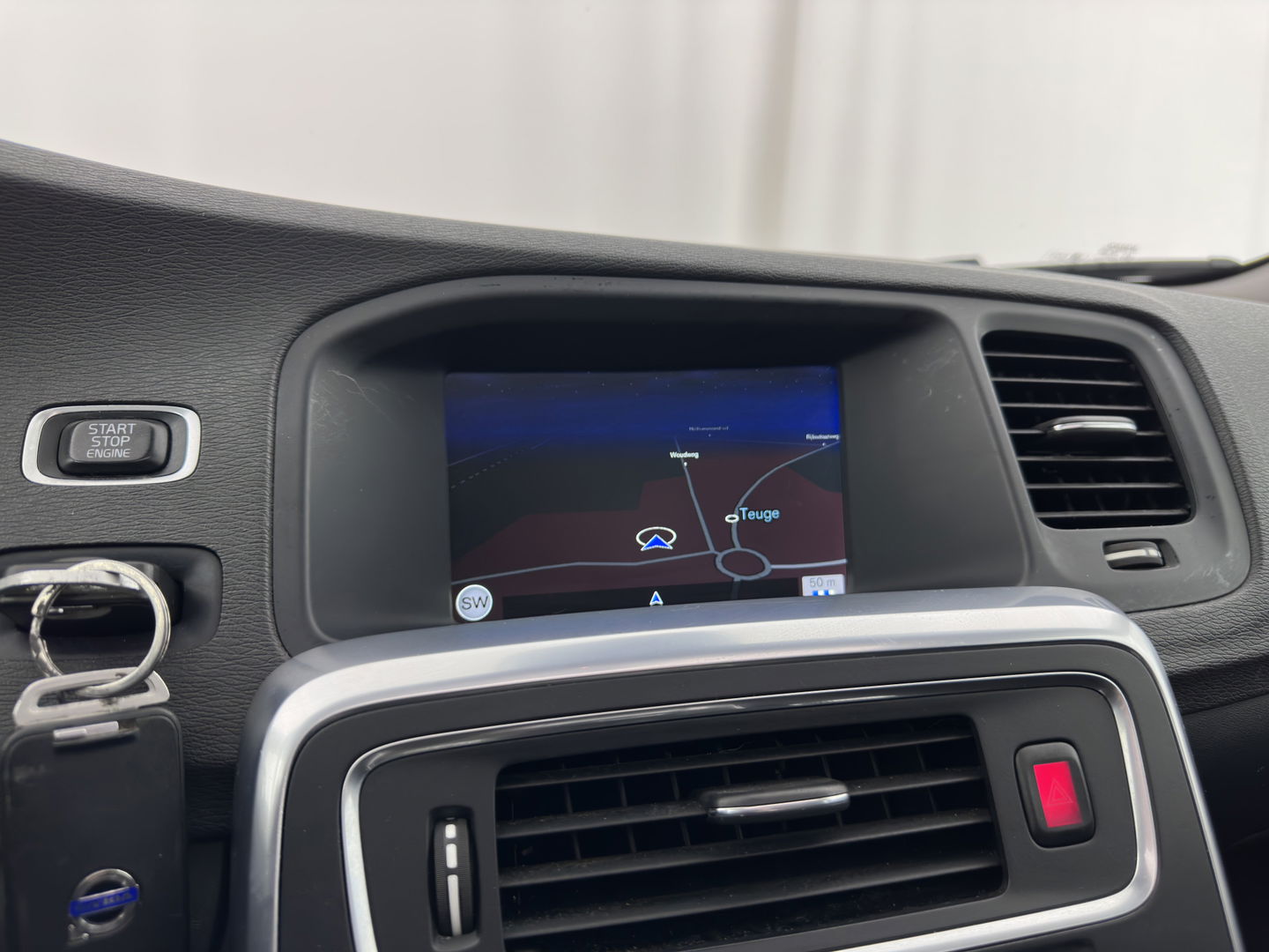 Volvo V60 2.4 D6 AWD Plug-In Hybrid Momentum Aut. *PANO | LEATHER-FABRIC | NAVI-FULLMAP | HEATED-COMFORTSEATS | ECC | PDC | CRUISE | TOWBAR | 17''ALU*