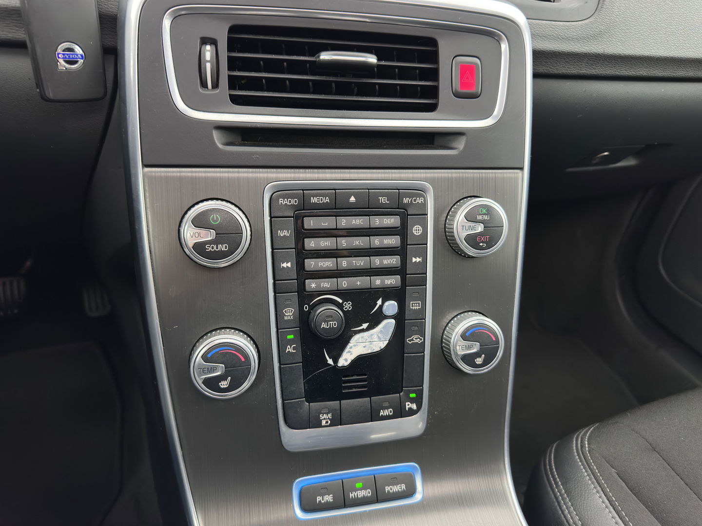 Volvo V60 2.4 D6 AWD Plug-In Hybrid Momentum Aut. *PANO | LEATHER-FABRIC | NAVI-FULLMAP | HEATED-COMFORTSEATS | ECC | PDC | CRUISE | TOWBAR | 17''ALU*