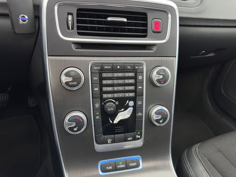 Volvo V60 2.4 D6 AWD Plug-In Hybrid Momentum Aut. *PANO | LEATHER-FABRIC | NAVI-FULLMAP | HEATED-COMFORTSEATS | ECC | PDC | CRUISE | TOWBAR | 17''ALU*