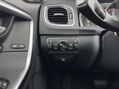 Volvo V60 2.4 D6 AWD Plug-In Hybrid Momentum Aut. *PANO | LEATHER-FABRIC | NAVI-FULLMAP | HEATED-COMFORTSEATS | ECC | PDC | CRUISE | TOWBAR | 17''ALU*