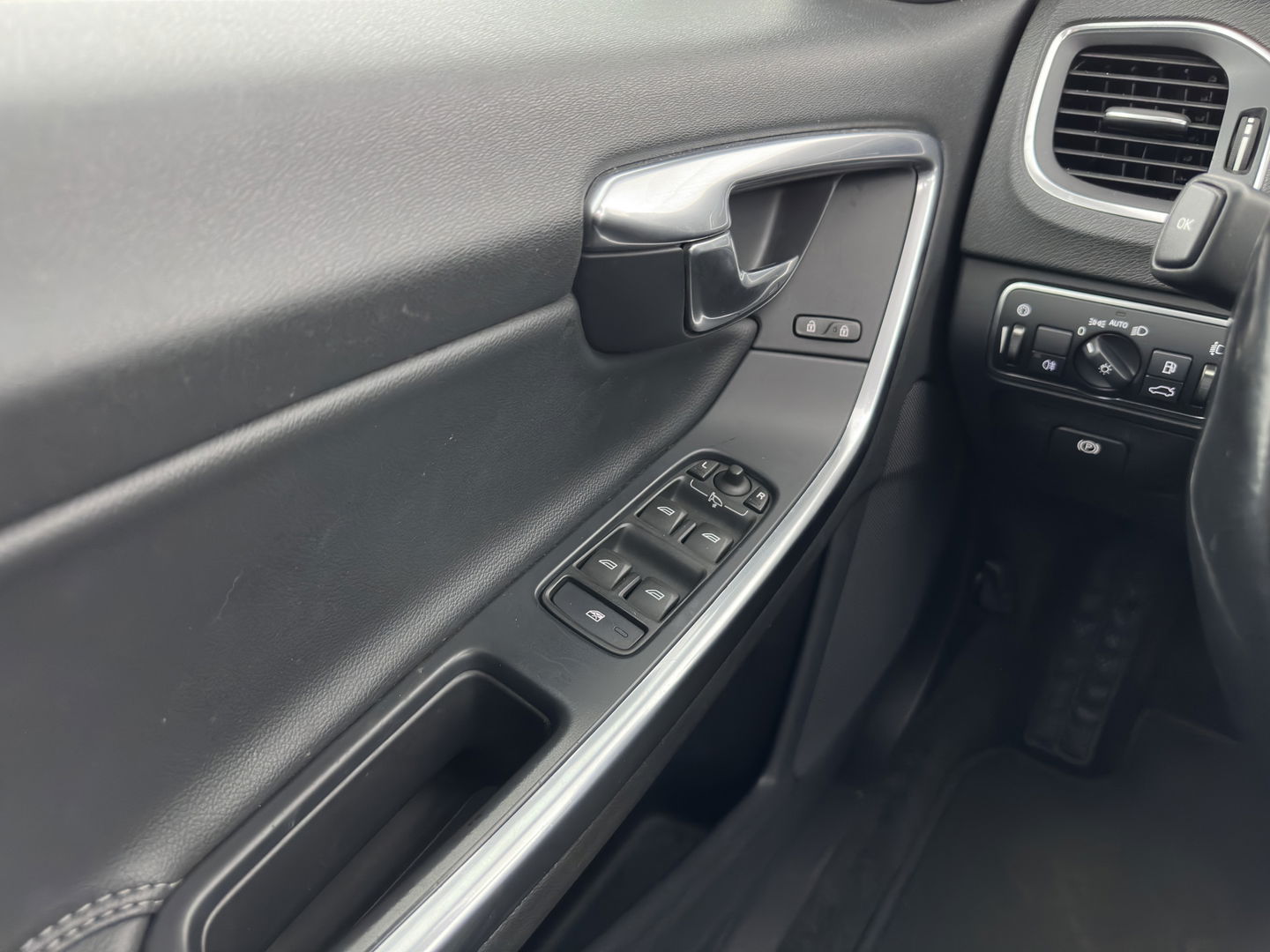 Volvo V60 2.4 D6 AWD Plug-In Hybrid Momentum Aut. *PANO | LEATHER-FABRIC | NAVI-FULLMAP | HEATED-COMFORTSEATS | ECC | PDC | CRUISE | TOWBAR | 17''ALU*