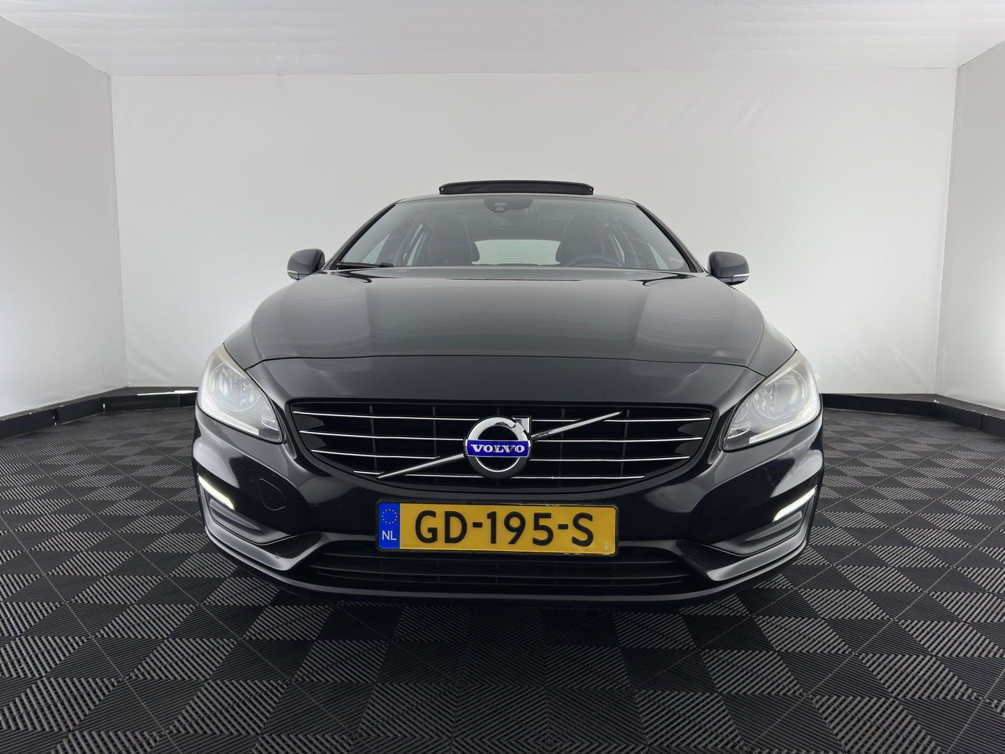 Volvo V60 2.4 D6 AWD Plug-In Hybrid Momentum Aut. *PANO | LEATHER-FABRIC | NAVI-FULLMAP | HEATED-COMFORTSEATS | ECC | PDC | CRUISE | TOWBAR | 17''ALU*