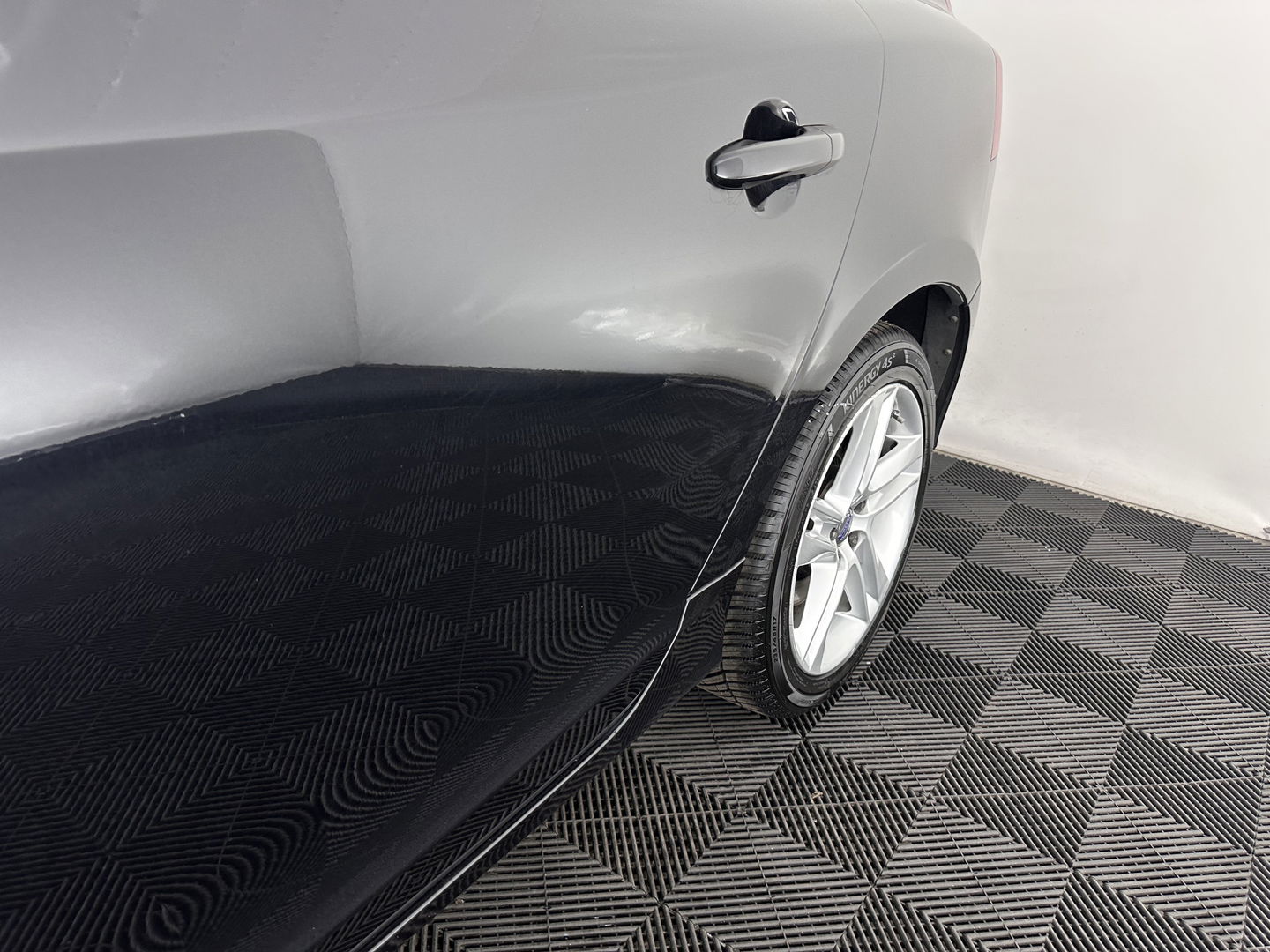 Volvo V60 2.4 D6 AWD Plug-In Hybrid Momentum Aut. *PANO | LEATHER-FABRIC | NAVI-FULLMAP | HEATED-COMFORTSEATS | ECC | PDC | CRUISE | TOWBAR | 17''ALU*