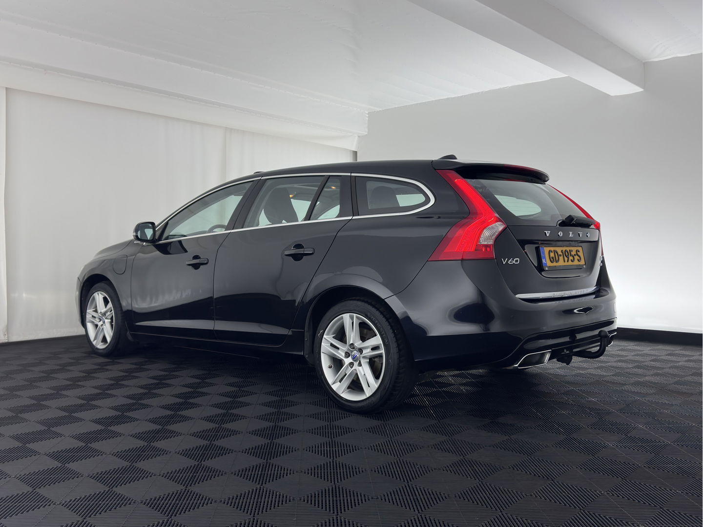 Volvo V60 2.4 D6 AWD Plug-In Hybrid Momentum Aut. *PANO | LEATHER-FABRIC | NAVI-FULLMAP | HEATED-COMFORTSEATS | ECC | PDC | CRUISE | TOWBAR | 17''ALU*