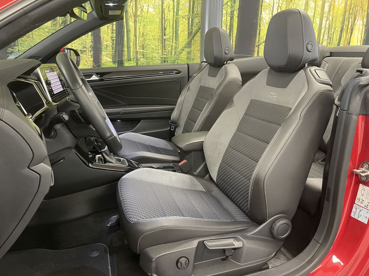 Volkswagen T-Roc Cabrio 1.5 TSI R-Line | Apple Carplay | Android Auto | Stuurverwarming | Stoelverwarming | Camera | Adaptieve Cruise Control | Lane Assist | Dodehoeksensor | DAB |