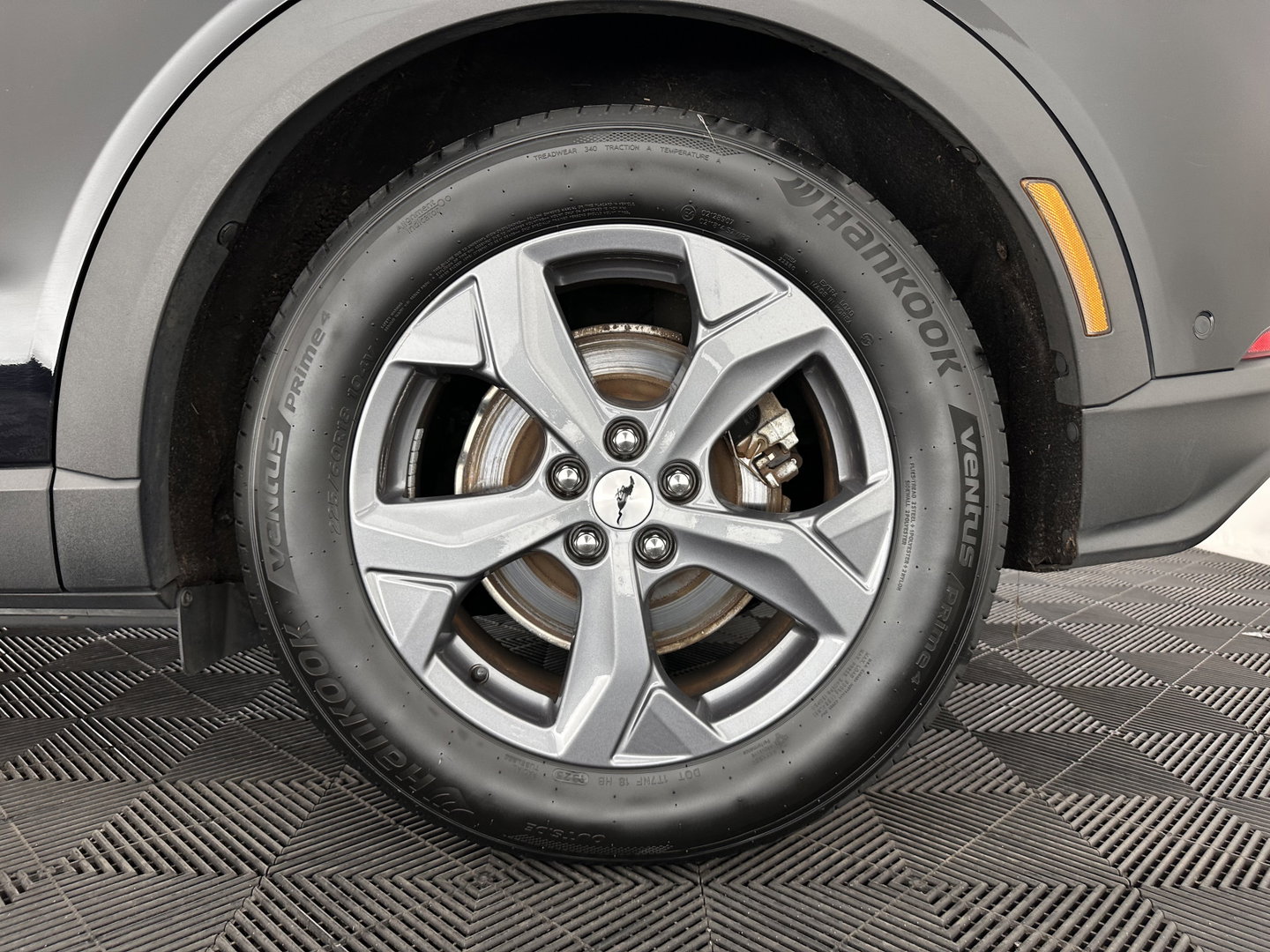 Ford Mustang Mach-E RWD 75 kWh [ 3-Fase-11kW ] {SOH-84%} (INCL-BTW) *LEATHER | FULL-LED | DAB | DIGI-COCKPIT | KEYLESS | NAVI-FULLMAP | CARPLAY | HEATED-COMFORTSEATS | TOPVIEW | ADAPTIVE-CRUISE | PRIVACY-GLASS | 18'' ALU*