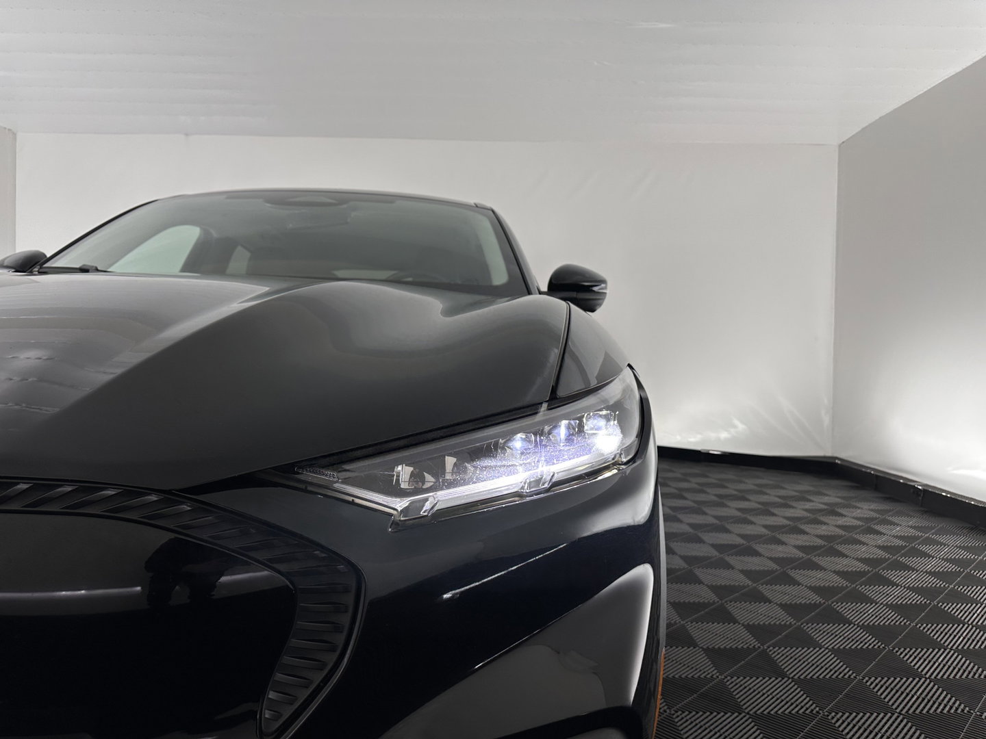 Ford Mustang Mach-E RWD 75 kWh [ 3-Fase-11kW ] {SOH-84%} (INCL-BTW) *LEATHER | FULL-LED | DAB | DIGI-COCKPIT | KEYLESS | NAVI-FULLMAP | CARPLAY | HEATED-COMFORTSEATS | TOPVIEW | ADAPTIVE-CRUISE | PRIVACY-GLASS | 18'' ALU*