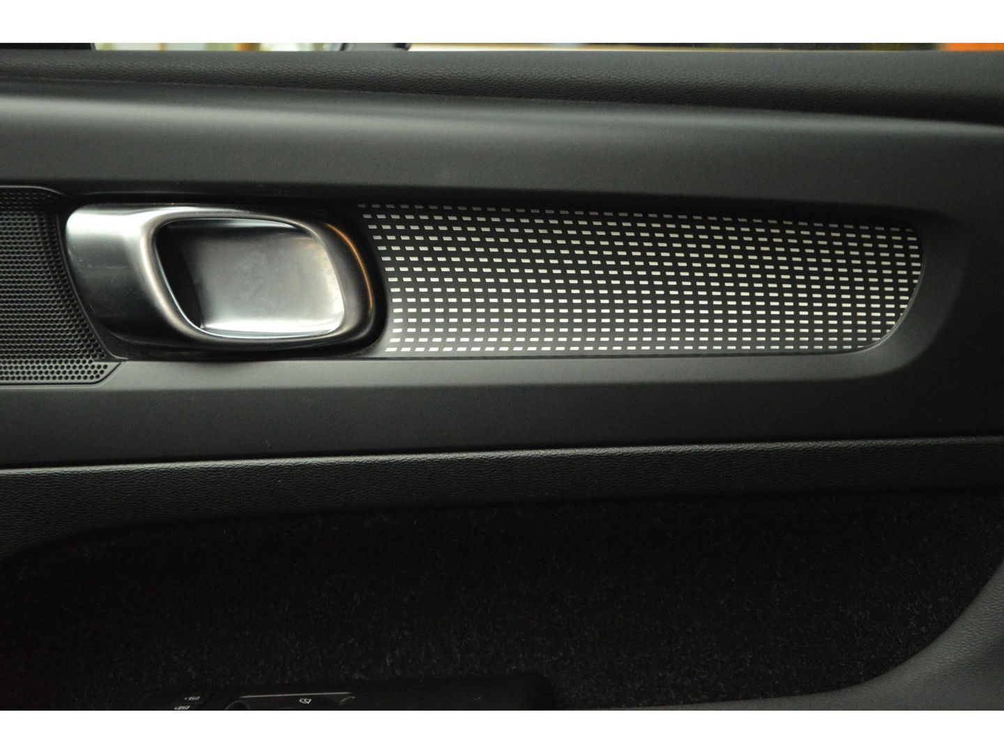 Volvo XC40 Recharge P8 AWD R-Design | SOH 93% | Trekhaak | Stoel + Stuur Verwarmd | Adaptive Cruise |