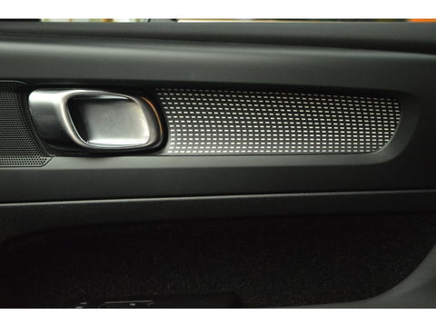 Volvo XC40 Recharge P8 AWD R-Design | SOH 93% | Trekhaak | Stoel + Stuur Verwarmd | Adaptive Cruise |