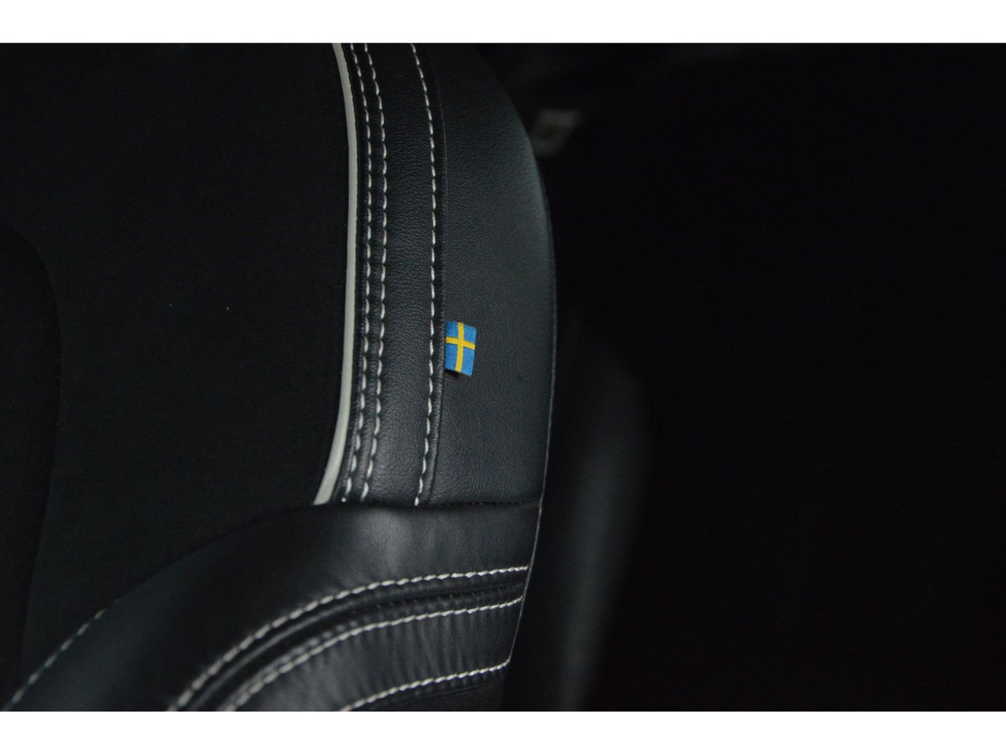 Volvo XC40 Recharge P8 AWD R-Design | SOH 93% | Trekhaak | Stoel + Stuur Verwarmd | Adaptive Cruise |