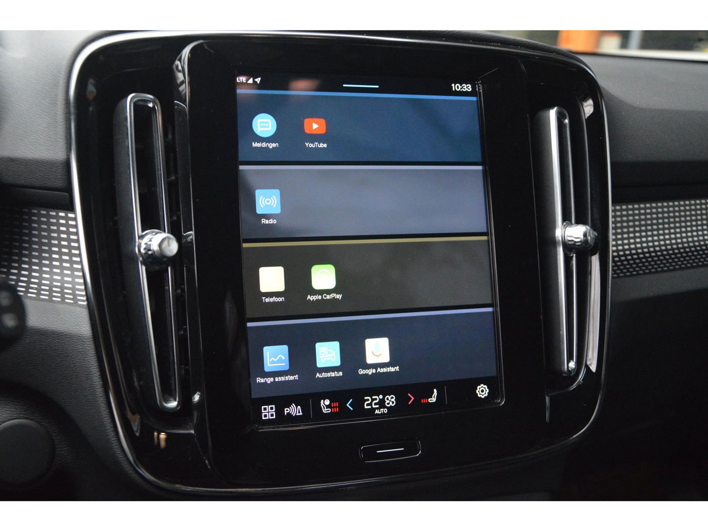 Volvo XC40 Recharge P8 AWD R-Design | SOH 93% | Trekhaak | Stoel + Stuur Verwarmd | Adaptive Cruise |