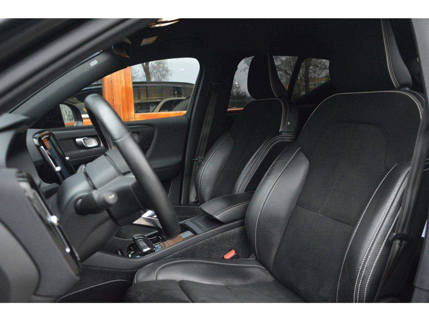 Volvo XC40 Recharge P8 AWD R-Design | SOH 93% | Trekhaak | Stoel + Stuur Verwarmd | Adaptive Cruise |