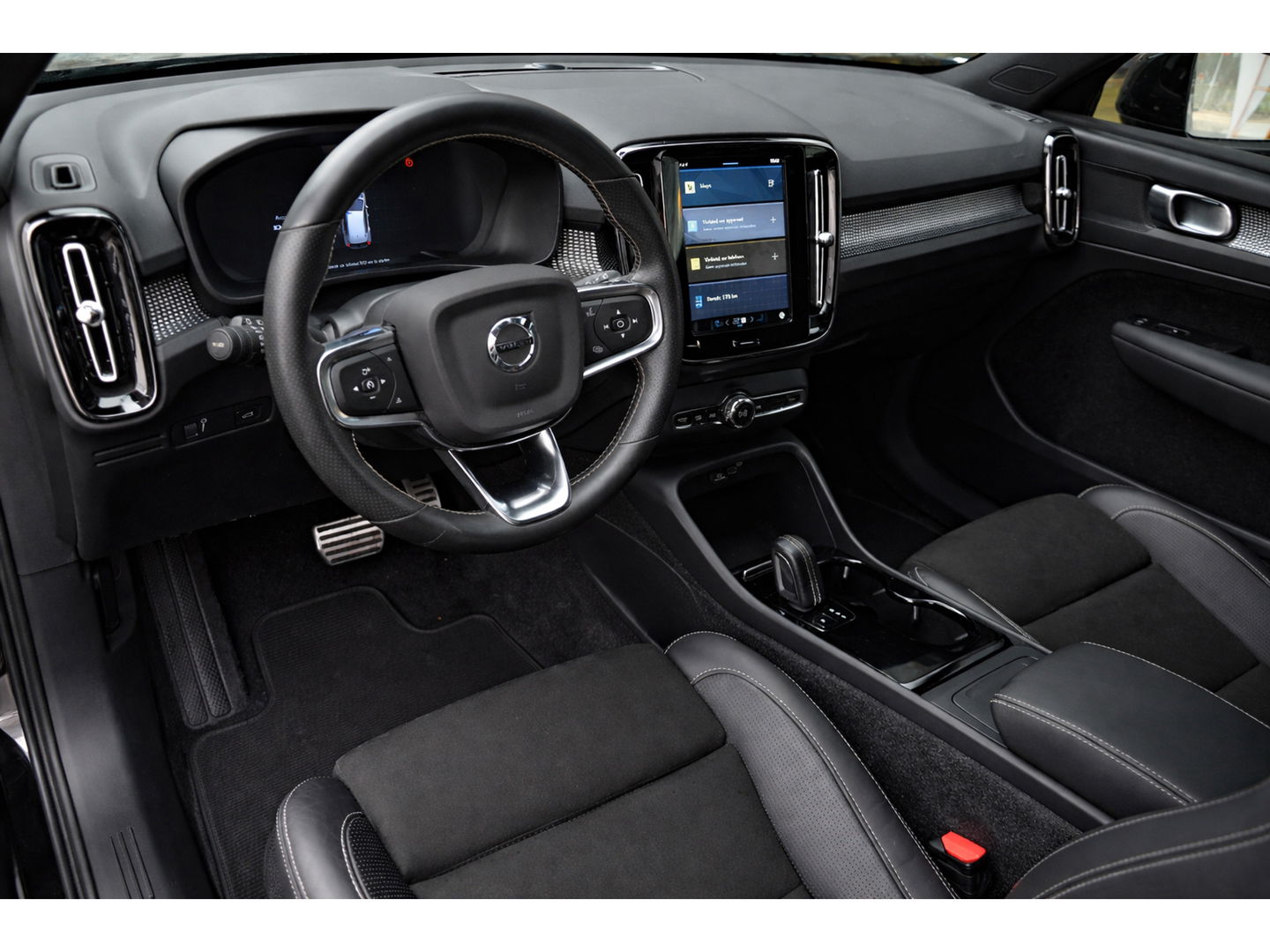 Volvo XC40 Recharge P8 AWD R-Design | SOH 93% | Trekhaak | Stoel + Stuur Verwarmd | Adaptive Cruise |