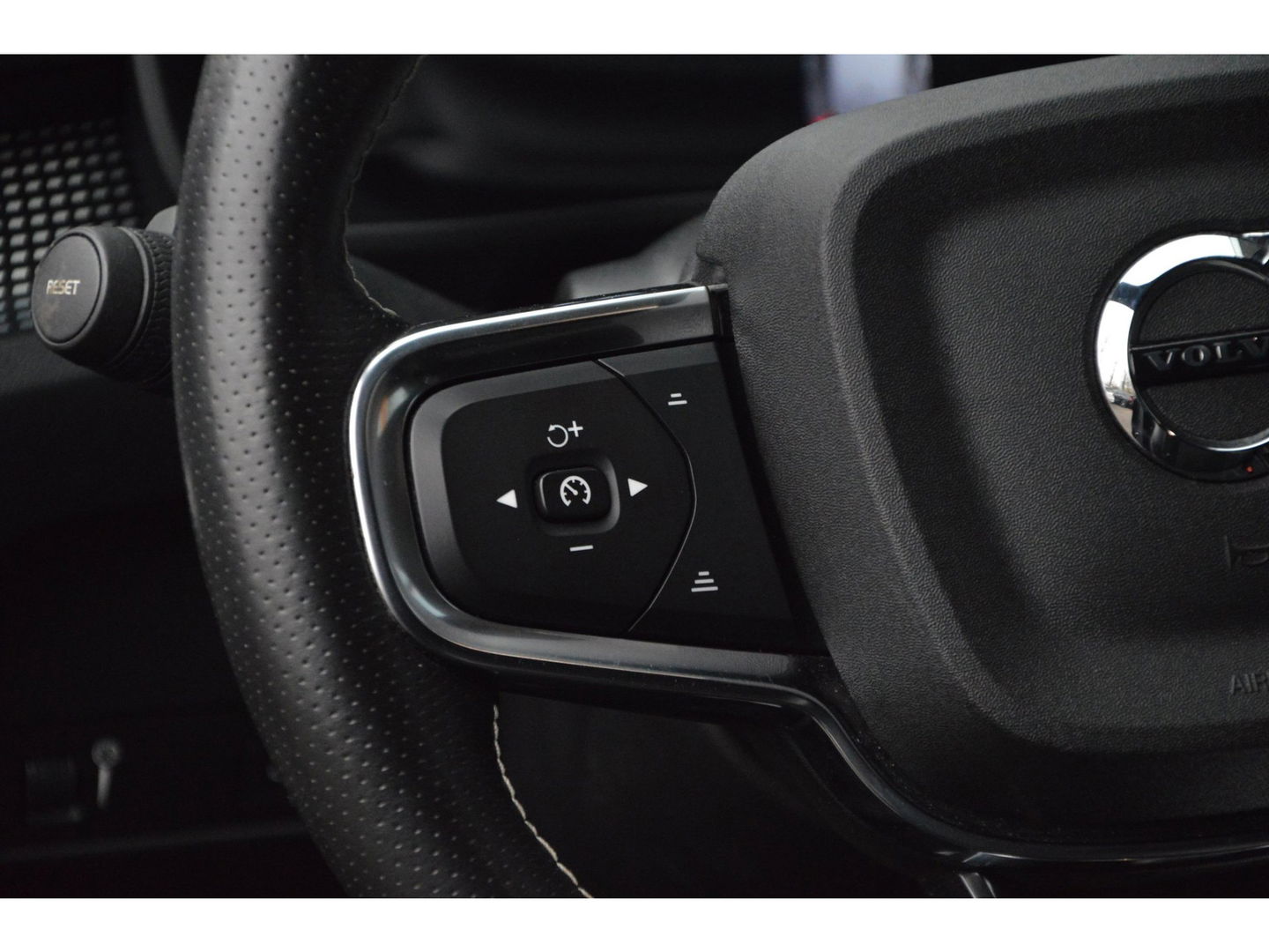 Volvo XC40 Recharge P8 AWD R-Design | SOH 93% | Trekhaak | Stoel + Stuur Verwarmd | Adaptive Cruise |