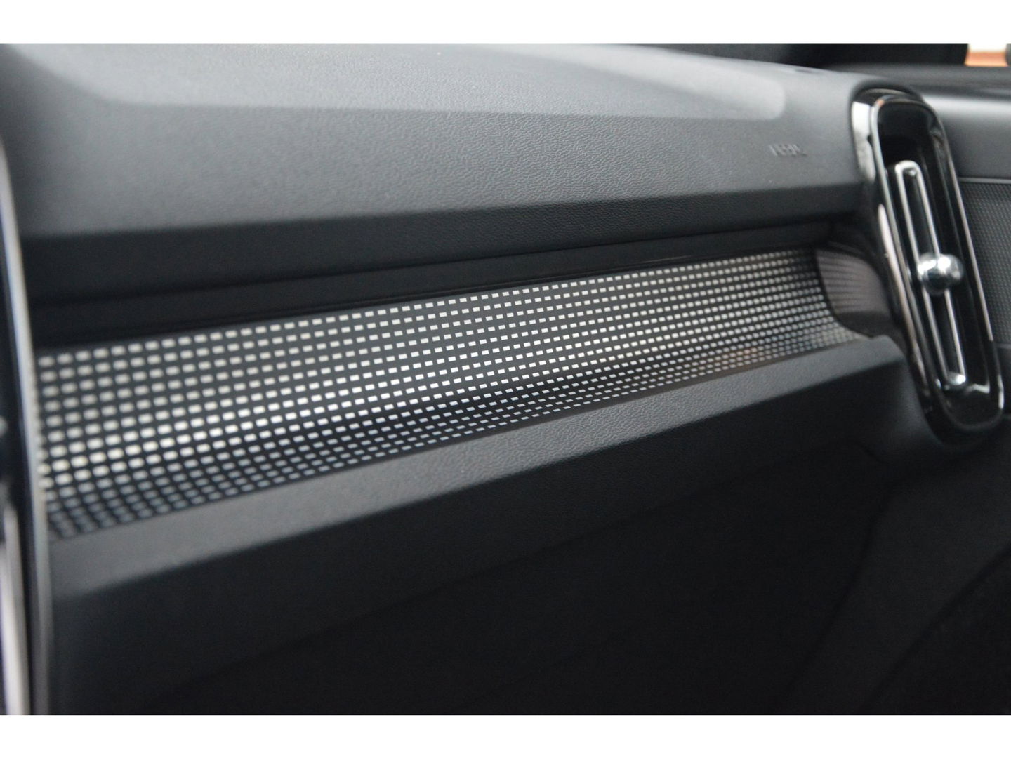 Volvo XC40 Recharge P8 AWD R-Design | SOH 93% | Trekhaak | Stoel + Stuur Verwarmd | Adaptive Cruise |