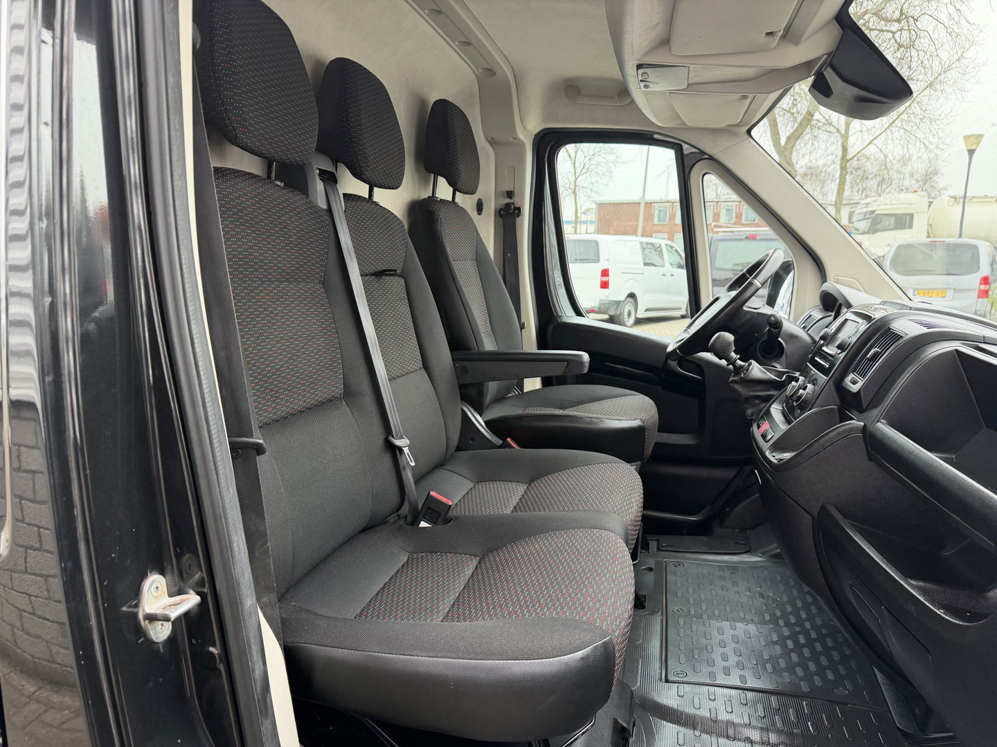 Peugeot Boxer 335 2.2 BlueHDi 165pk L3H2 Premium / vaste prijs rijklaar € 15.950 ex btw / lease vanaf € 269 / bpm vrij / euro 6 / airco / cruise / trekhaak / camera / imperial