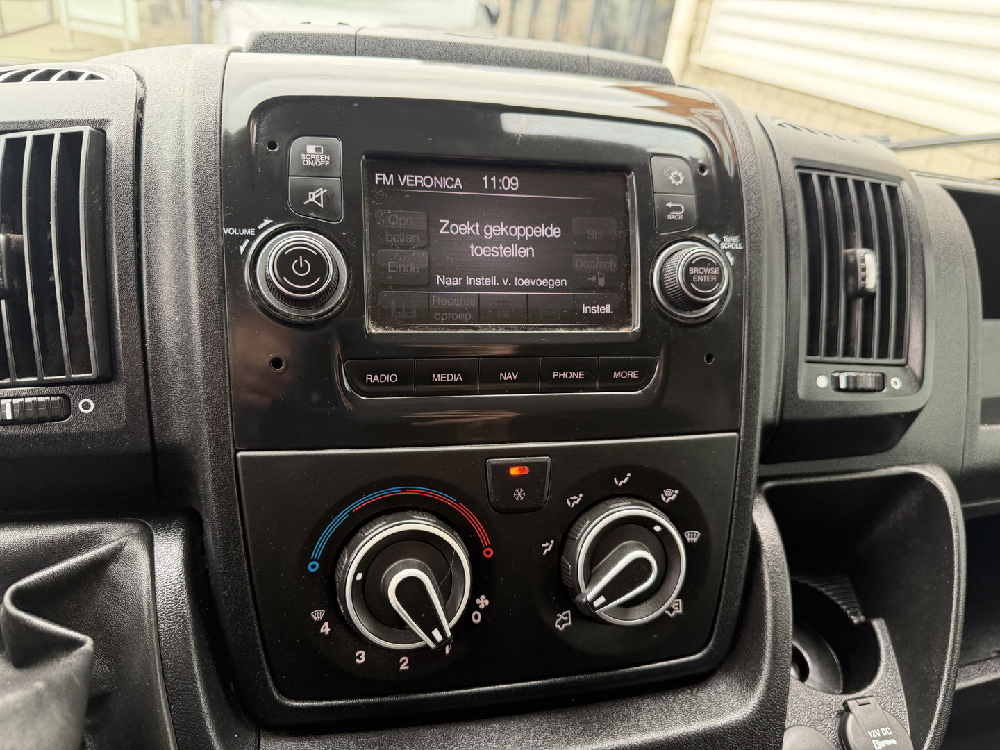 Peugeot Boxer 335 2.2 BlueHDi 165pk L3H2 Premium / vaste prijs rijklaar € 15.950 ex btw / lease vanaf € 269 / bpm vrij / euro 6 / airco / cruise / trekhaak / camera / imperial