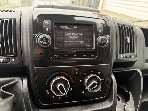 Peugeot Boxer 335 2.2 BlueHDi 165pk L3H2 Premium / vaste prijs rijklaar € 15.950 ex btw / lease vanaf € 269 / bpm vrij / euro 6 / airco / cruise / trekhaak / camera / imperial