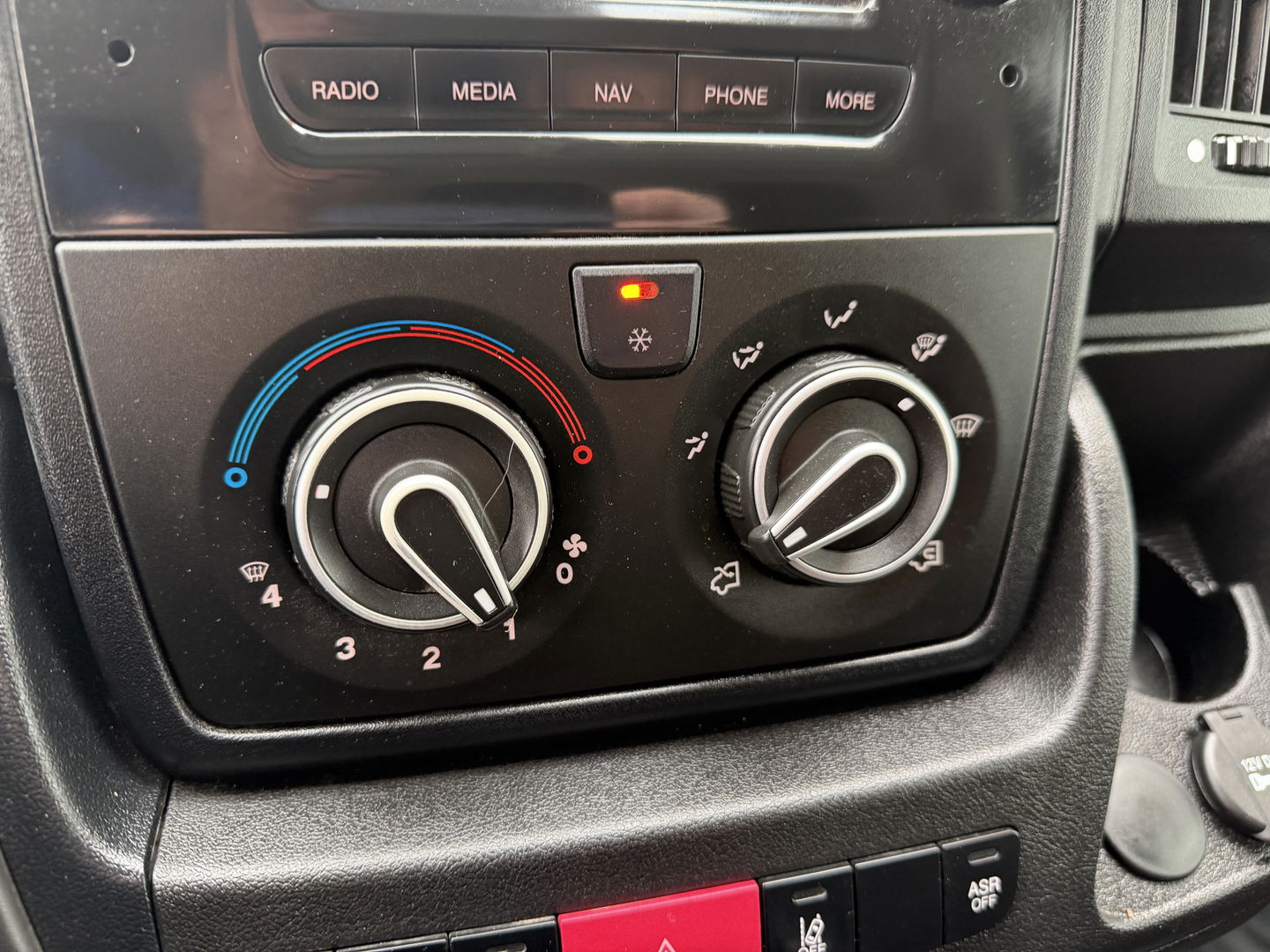 Peugeot Boxer 335 2.2 BlueHDi 165pk L3H2 Premium / vaste prijs rijklaar € 15.950 ex btw / lease vanaf € 269 / bpm vrij / euro 6 / airco / cruise / trekhaak / camera / imperial