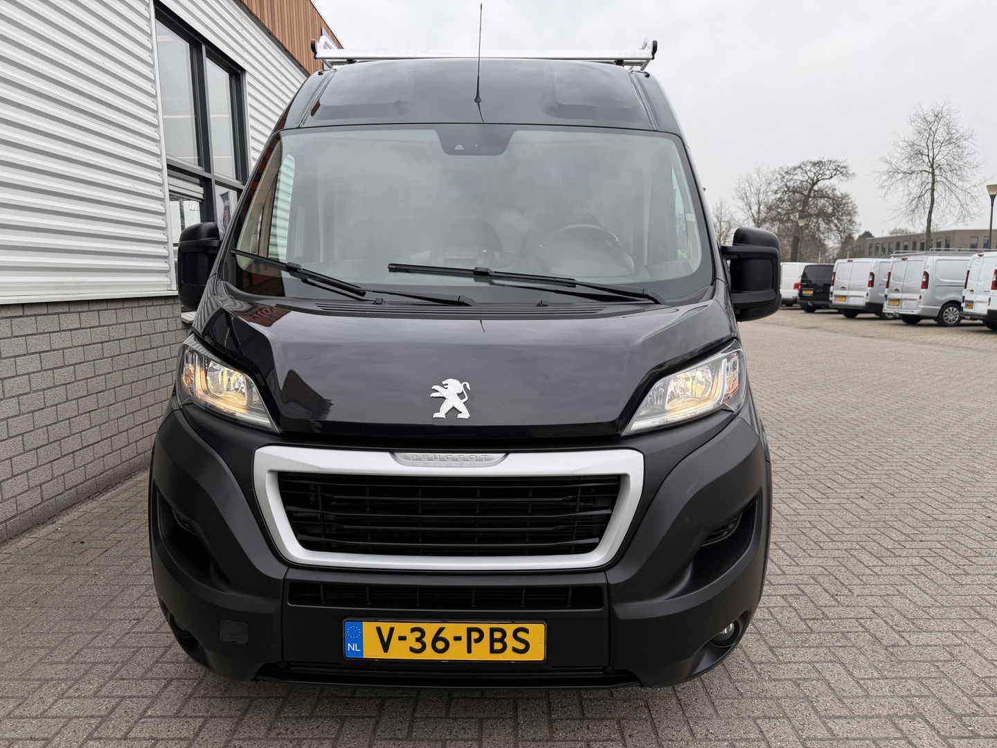 Peugeot Boxer 335 2.2 BlueHDi 165pk L3H2 Premium / vaste prijs rijklaar € 15.950 ex btw / lease vanaf € 269 / bpm vrij / euro 6 / airco / cruise / trekhaak / camera / imperial