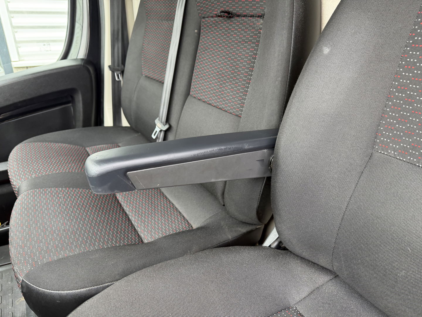 Peugeot Boxer 335 2.2 BlueHDi 165pk L3H2 Premium / vaste prijs rijklaar € 15.950 ex btw / lease vanaf € 269 / bpm vrij / euro 6 / airco / cruise / trekhaak / camera / imperial