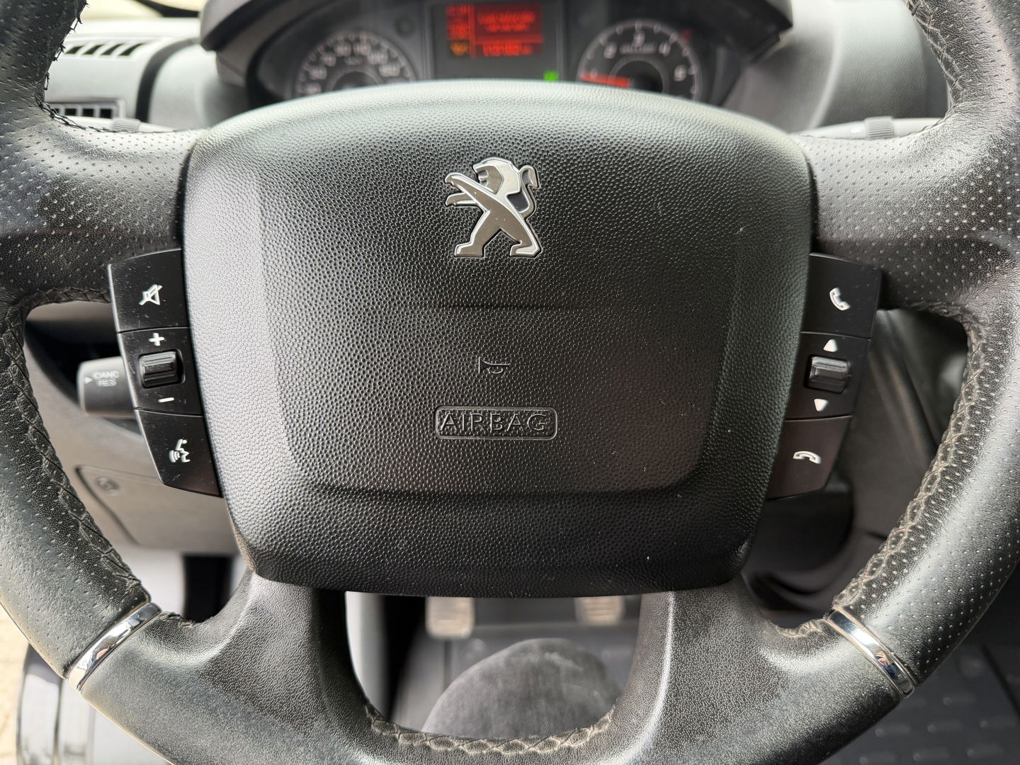 Peugeot Boxer 335 2.2 BlueHDi 165pk L3H2 Premium / vaste prijs rijklaar € 15.950 ex btw / lease vanaf € 269 / bpm vrij / euro 6 / airco / cruise / trekhaak / camera / imperial