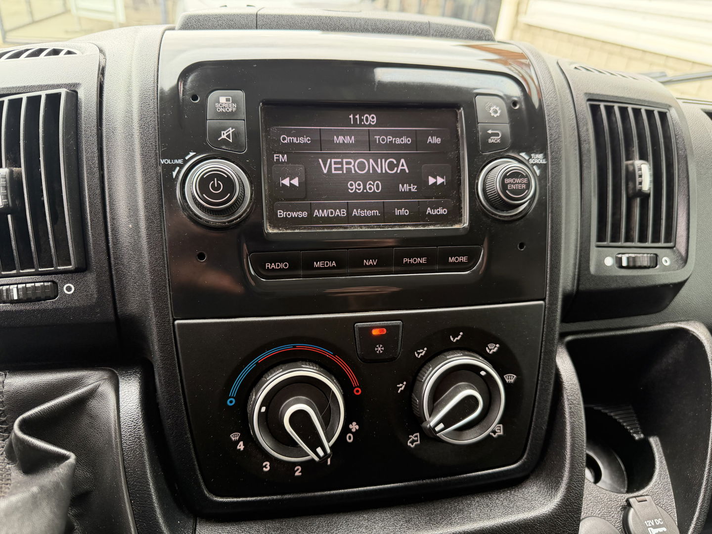 Peugeot Boxer 335 2.2 BlueHDi 165pk L3H2 Premium / vaste prijs rijklaar € 15.950 ex btw / lease vanaf € 269 / bpm vrij / euro 6 / airco / cruise / trekhaak / camera / imperial