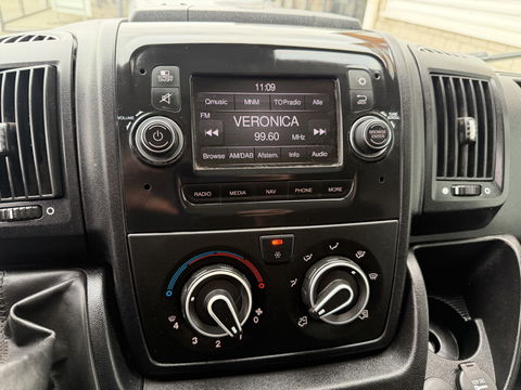 Peugeot Boxer 335 2.2 BlueHDi 165pk L3H2 Premium / vaste prijs rijklaar € 15.950 ex btw / lease vanaf € 269 / bpm vrij / euro 6 / airco / cruise / trekhaak / camera / imperial