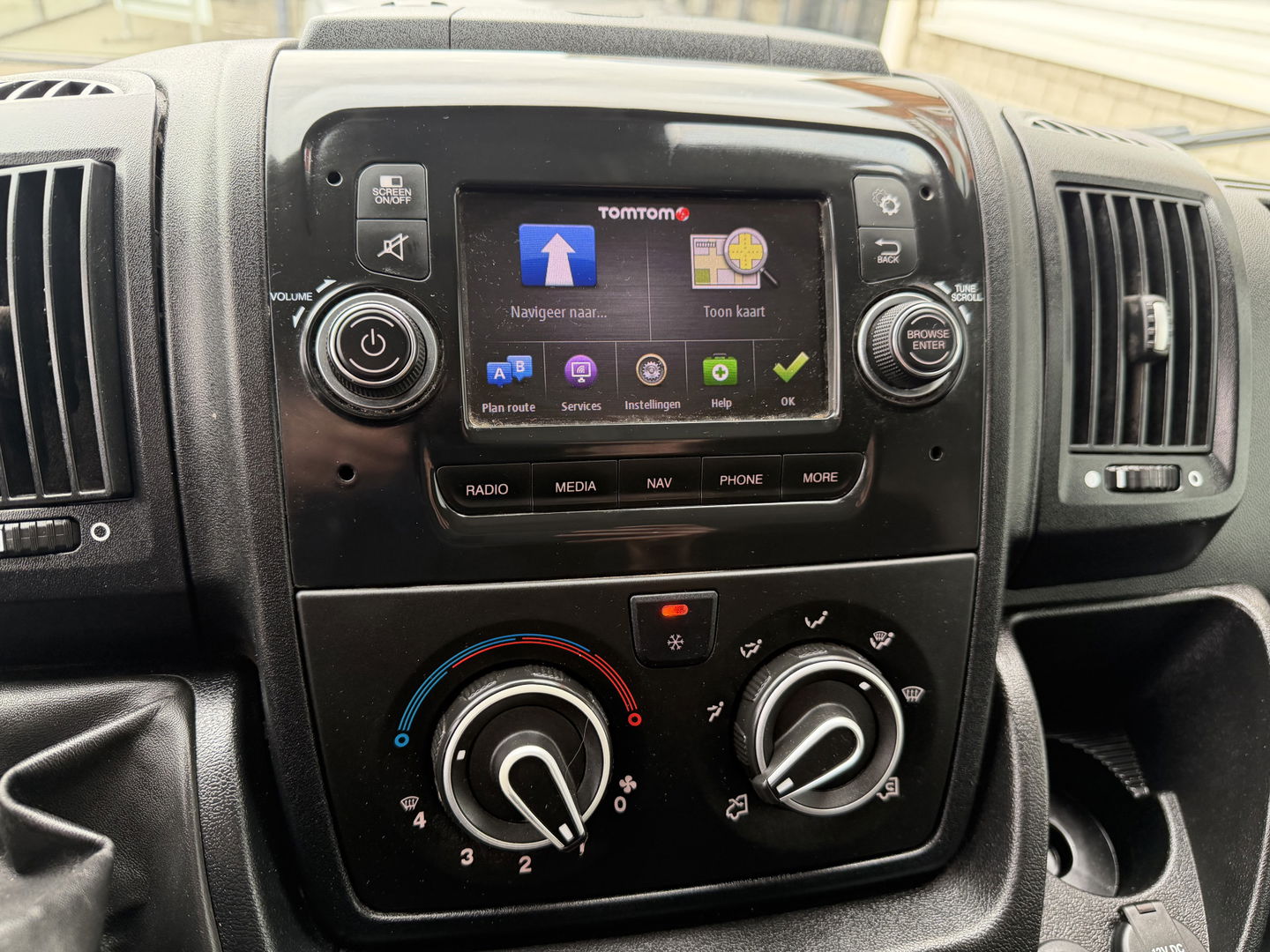 Peugeot Boxer 335 2.2 BlueHDi 165pk L3H2 Premium / vaste prijs rijklaar € 15.950 ex btw / lease vanaf € 269 / bpm vrij / euro 6 / airco / cruise / trekhaak / camera / imperial