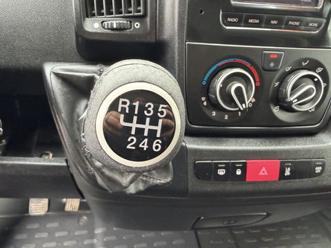 Peugeot Boxer 335 2.2 BlueHDi 165pk L3H2 Premium / vaste prijs rijklaar € 15.950 ex btw / lease vanaf € 269 / bpm vrij / euro 6 / airco / cruise / trekhaak / camera / imperial